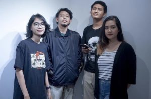 Gruppenbild von Studio 4oo2. Die vier jungen indonesischen Personen schauen in die Kamera. Die Frau links hat eine Brille, ein schwarzes T-Shirt mit einem Radio drauf, der Mann neben ihr Hände in der Jacke, einer daneben hält ein Handy in der Hand und hat ein schwarzes T-Shirt mit einer Totenkopf-Illustration drauf und die junge Frau rechts trägt eine gestreifte Bluse.