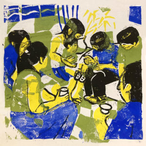 Farbdruck eines Holzschnitts zeigt eine Gruppe Menschen zusammen sitzend, ein Kind ist auf dem Schoß, einige haben Becher in der Hand. Die Stimmung ist warm, in blau, gelb und grünen Fraben.