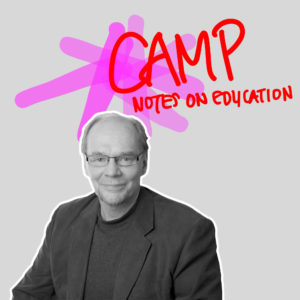 Schwarz-weiß Foto: Ein Herr mittleren Alters mit Brille schaut freundlich in die Kamera. Über ihm eine grell rosa und rote englische Aufschrift: 'Camp Notizen über Bildung'