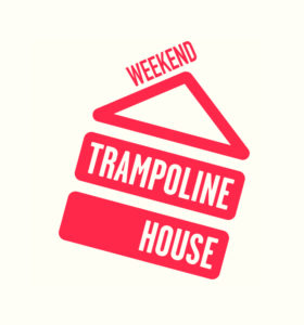 Ein weiß-rotes Logo, wie ein schiefes Haus, darin steht 'Trampoline House'.